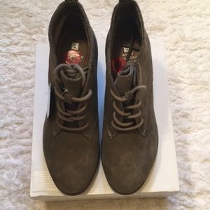 White Mountain suede boots